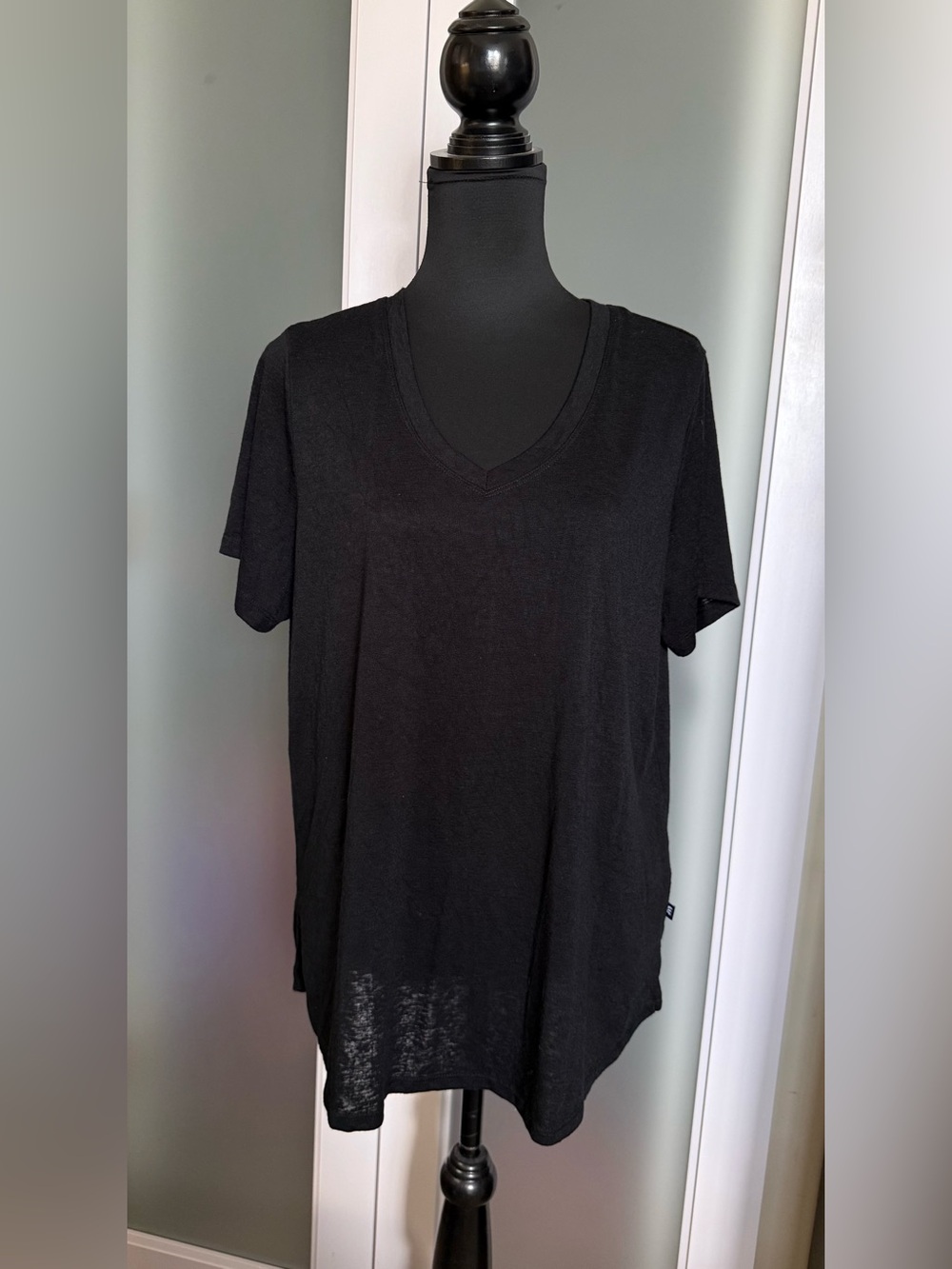 GAP Ladies Black V-Neck Short Sleeve Tee